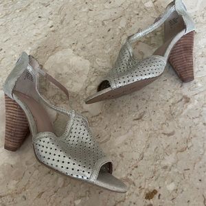 Anthropologie Seychelles Metallic Leather Heels. Size 9